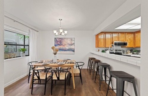Arden-Arcade Apartamento | Retreat to a Charming and Trendy Apartment