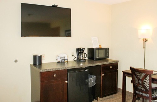 Kelleys Island Casa | Retreat to the Tranquil Glacier Suite on Kelleys Island 227