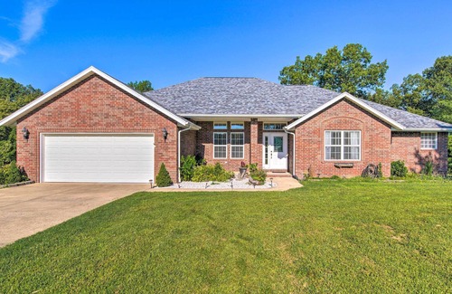 Nixa Casa | Retreat w/ Fire Pit ~ 16 Mi to Springfield!