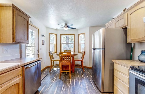 Crescent Cabina | Retreat w/ firepit, enclosed yard, kitchen, & W/D