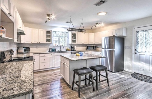 Fort Walton Beach Casa | Retreat w/ Sunroom, Yard & Grill ~1 Mi to Beach!