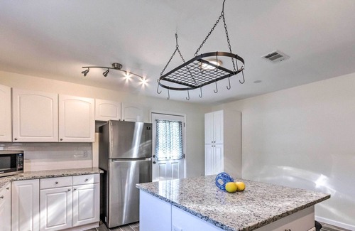 Fort Walton Beach Casa | Retreat w/ Sunroom, Yard & Grill ~1 Mi to Beach!