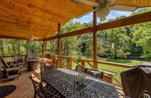 West Jefferson Casa | Retriever Beach - New River-frontage with Your Own Private Beach! Fire Pits - Games and More!