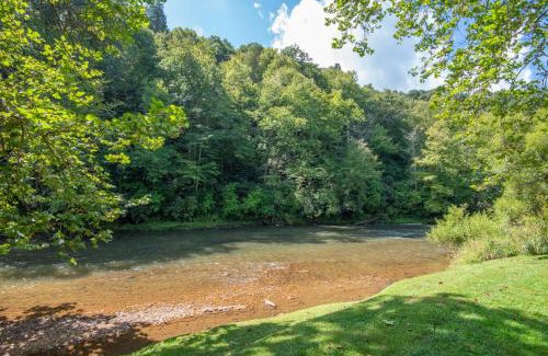 West Jefferson Casa | Retriever Beach - New River-frontage with Your Own Private Beach! Fire Pits - Games and More!