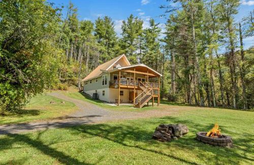 West Jefferson Casa | Retriever Beach - New River-frontage with Your Own Private Beach! Fire Pits - Games and More!