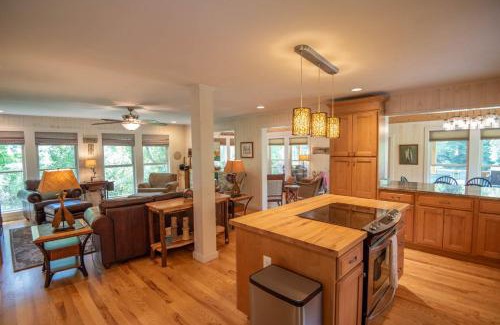 West Jefferson Casa | Retriever Beach - New River-frontage with Your Own Private Beach! Fire Pits - Games and More!