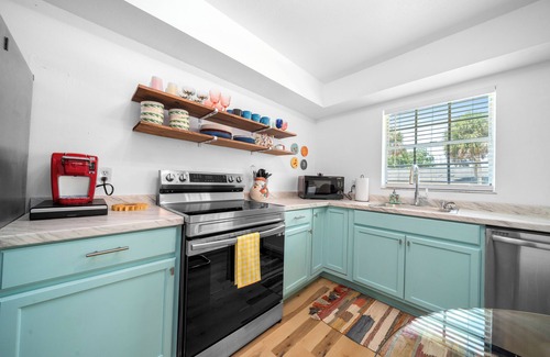 Crystal River Casa | Retro 3-bedroom house with AC near Manatee Tours, Scalloping and More!