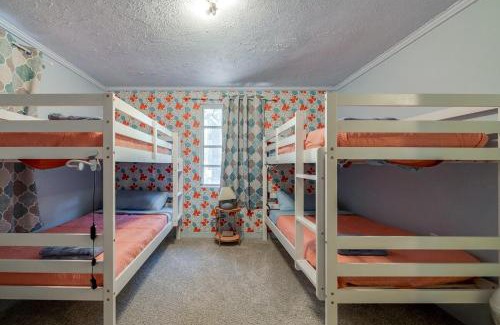 Pooler Casa | Retro! - 4BR Near Sav Airport