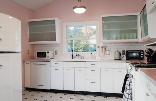 Chippewa Falls Casa | Retro 4BR w/ Hot Tub on Lake Wissota