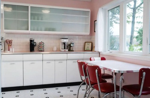 Chippewa Falls Casa | Retro 4BR w/ Hot Tub on Lake Wissota
