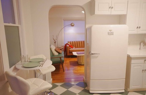 North End Casa | ★ Retro 6th Ave 2br. Patio oasis. Epic Tiki room