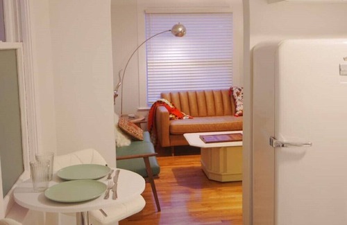 North End Casa | ★ Retro 6th Ave 2br. Patio oasis. Epic Tiki room