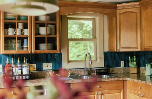 Waterbury Casa | Retro 70's Throwback Chalet-Sleeps 12-Game Room-Fire Pit-Bunk Room-Hot Tub-Sauna