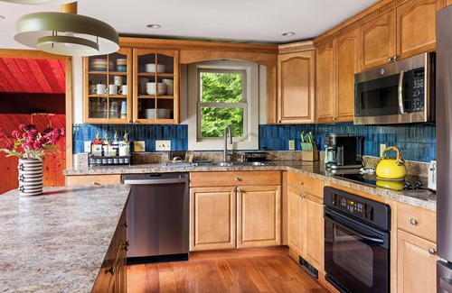 Waterbury Casa | Retro 70's Throwback Chalet-Sleeps 12-Game Room-Fire Pit-Bunk Room-Hot Tub-Sauna