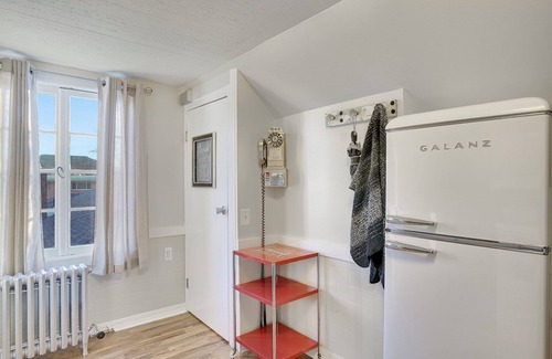 Palatine Apartamento | Retro Apt-Downtown Palatine-Big Sofa-King Bed-Private Deck-Laundry-Parking-Train