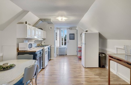 Palatine Apartamento | Retro Apt-Downtown Palatine-Big Sofa-King Bed-Private Deck-Laundry-Parking-Train