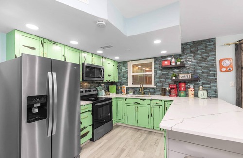 Wright Casa | Retro | Arcade Home, Pets, Grill, & Beach!