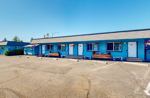 Bandon Casa | Retro beach room with fast WiFI - walk to downtown shops & restaurants