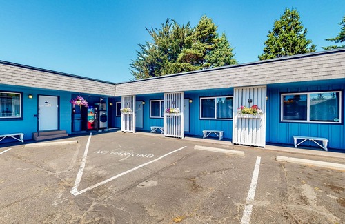 Bandon Casa | Retro beach room with fast WiFI - walk to downtown shops & restaurants