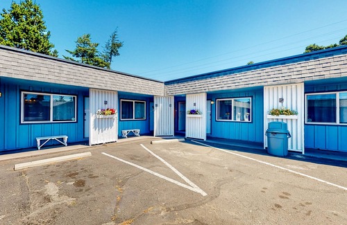 Bandon Casa | Retro beach room with fast WiFI - walk to downtown shops & restaurants
