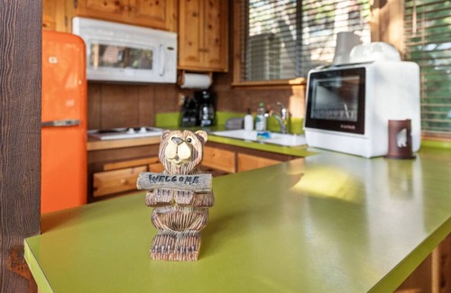 Upper Moonridge Casa | Retro Bear Haus Spa Fully Fenced