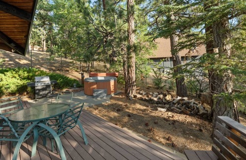 Upper Moonridge Casa | Retro Bear Haus Spa Fully Fenced