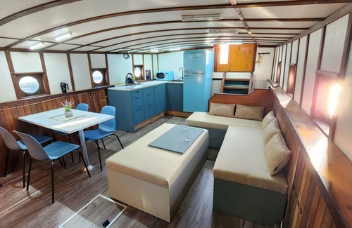 Cowichan Bay Alquiler De Eote | Retro Boat in Quiet Marina, Whale Watching, Sea Otters and Lions, Crab Fishing