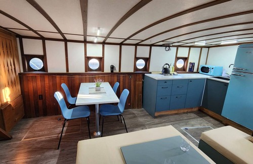 Cowichan Bay Alquiler De Eote | Retro Boat in Quiet Marina, Whale Watching, Sea Otters and Lions, Crab Fishing