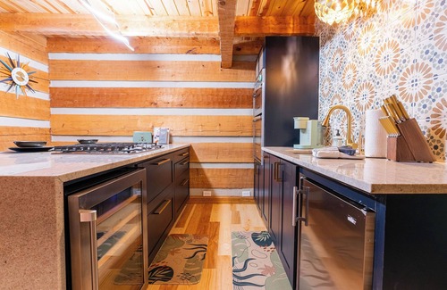Rockbridge Cabina | Retro Cabin in Hocking Hills, Ohio w/ Jukebox, Hot Tub & Pond. Dog-friendly!