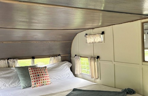 Lava Hot Springs Casa | Retro Camper king size bed