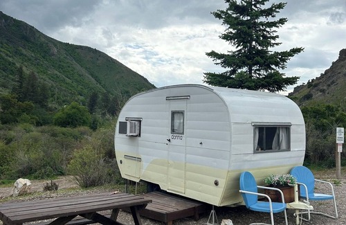 Lava Hot Springs Casa | Retro Camper king size bed