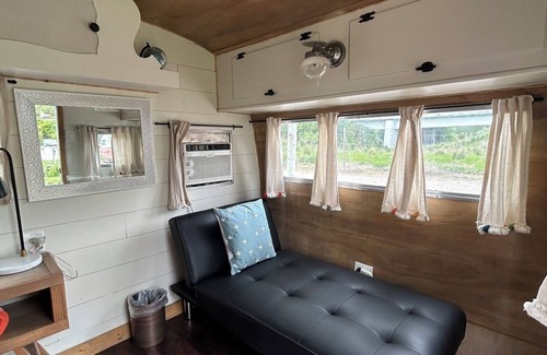 Lava Hot Springs Apartamento | Retro Camper Queen size bed