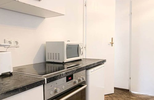 Wahring Apartamento | Retro Charm Budget 1BR Apartment near AKH Hospital
