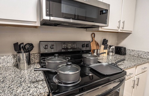 Crestline Heights Apartamento | Retro Charm, Modern Comfort - Minutes from BHM!