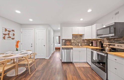 Cincinnati Apartamento | Retro-Chic 1BR w/ King Bed & Prime Location
