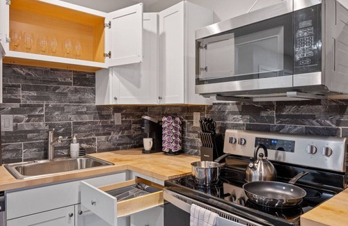Cincinnati Apartamento | Retro-Chic 1BR w/ King Bed & Prime Location