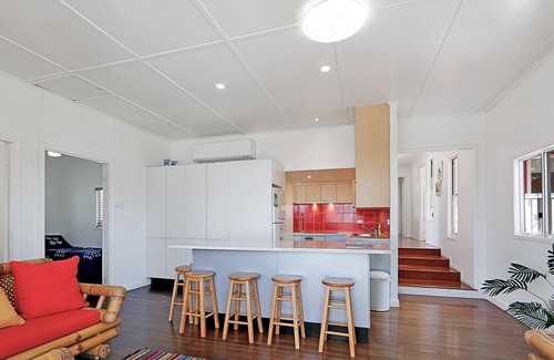 Woodgate Casa | Retro Esplanade property with Ocean views