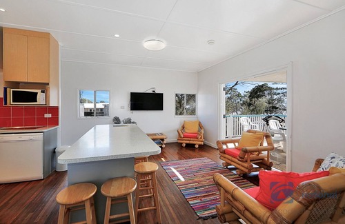 Woodgate Casa | Retro Esplanade property with Ocean views