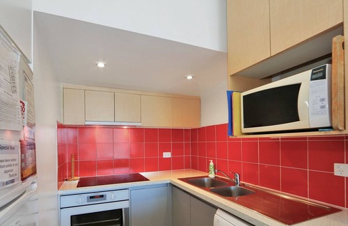 Woodgate Casa | Retro Esplanade property with Ocean views