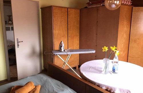 Altensteig Apartamento | Retro Ferienwohnung mit Schlossblick im Nordschwarzwald
