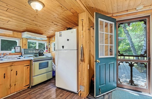 Carlow/Mayo Cabina | Retro Fosters Lake Cabin- Romantic Retreat w Sauna & Volleyball Court