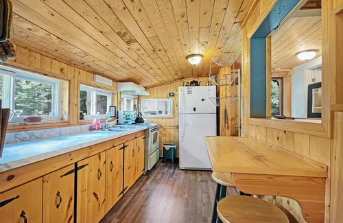 Carlow/Mayo Cabina | Retro Fosters Lake Cabin- Romantic Retreat w Sauna & Volleyball Court