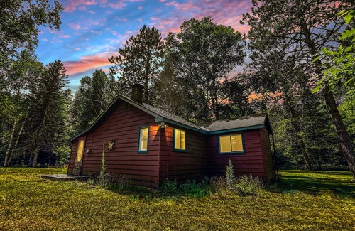Carlow/Mayo Cabina | Retro Fosters Lake Cabin- Romantic Retreat w Sauna & Volleyball Court