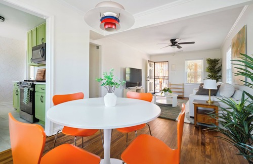 East Memphis Casa | Retro Glam Pad Near Food & Shops! 65" TV, Workstation, Large Deck
