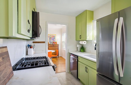 East Memphis Casa | Retro Glam Pad Near Food & Shops! 65" TV, Workstation, Large Deck