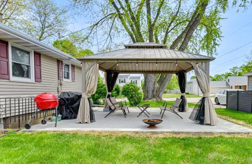 Green Bay Casa | Retro Green Bay Home Steps to Lambeau Field!