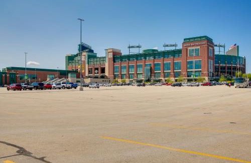Green Bay Casa | Retro Green Bay Home Steps to Lambeau Field!