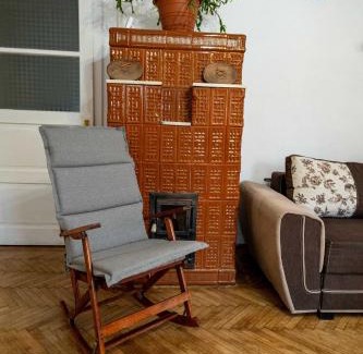 Centrul Vechi Casa | Retro Green Cottage with a Barkyard - Pet Friendly