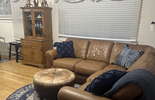 Riverton Casa | Retro Home on a Tree Lined Street