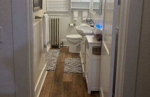 Riverton Casa | Retro Home on a Tree Lined Street